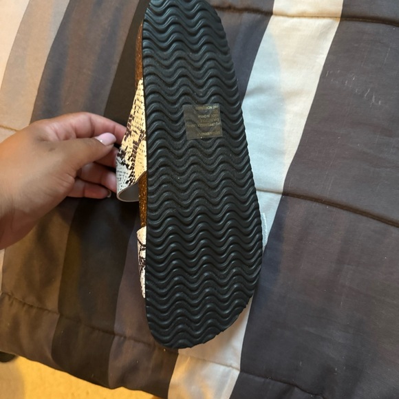 Women’s Size 10 Madden Girl Sandals - Picture 2 of 6